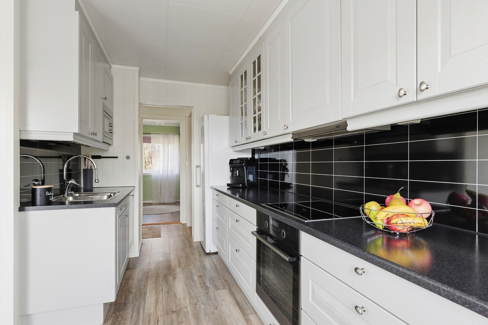 Kjøkkenet er av nyere dato og har en innredning med profilerte fronter og benkeplate i laminat. Galleribilde