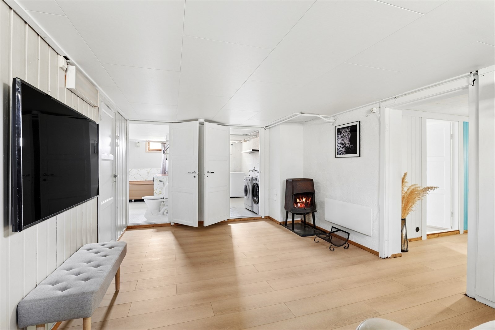 Kjellerstue med vedovn. Herfra er det tilgang til bad, vaskerom og boder. Galleribilde