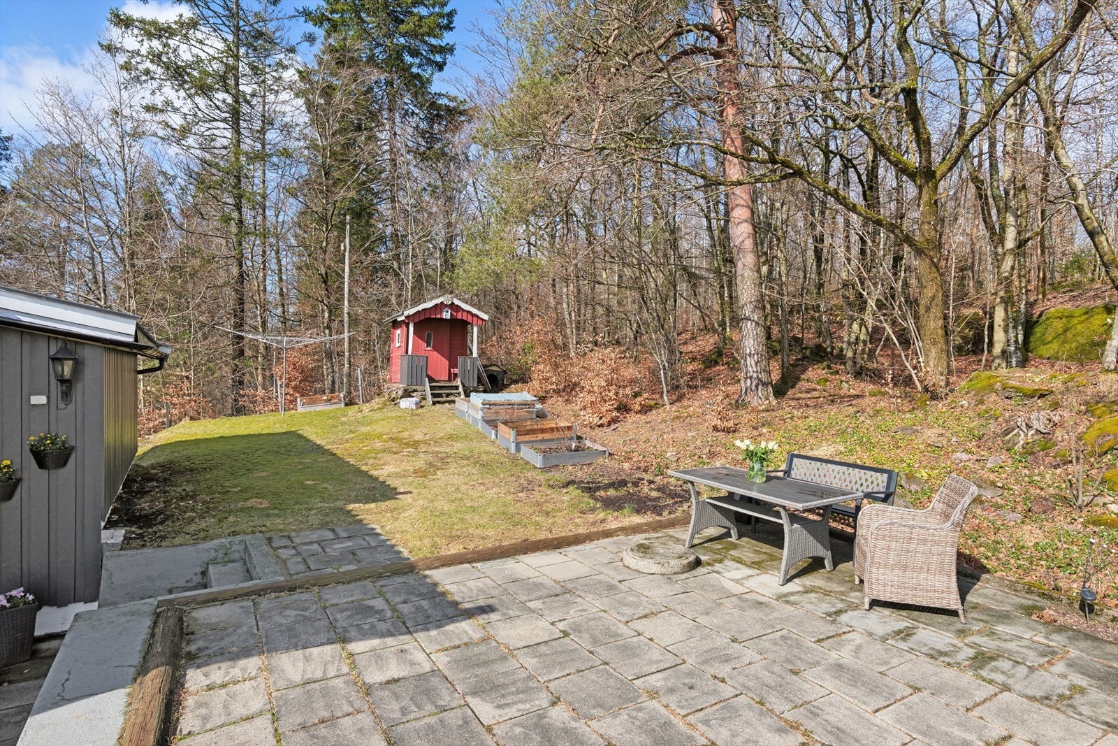 Uteplass til stor glede på gode og varme sommerdager. Her er det mange muligheter for den hageinteresserte. Galleribilde