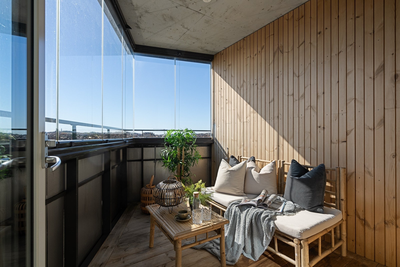 Man kan trekke forbi glassvinduene på balkong og få inn både sjølukt og sol. Galleribilde