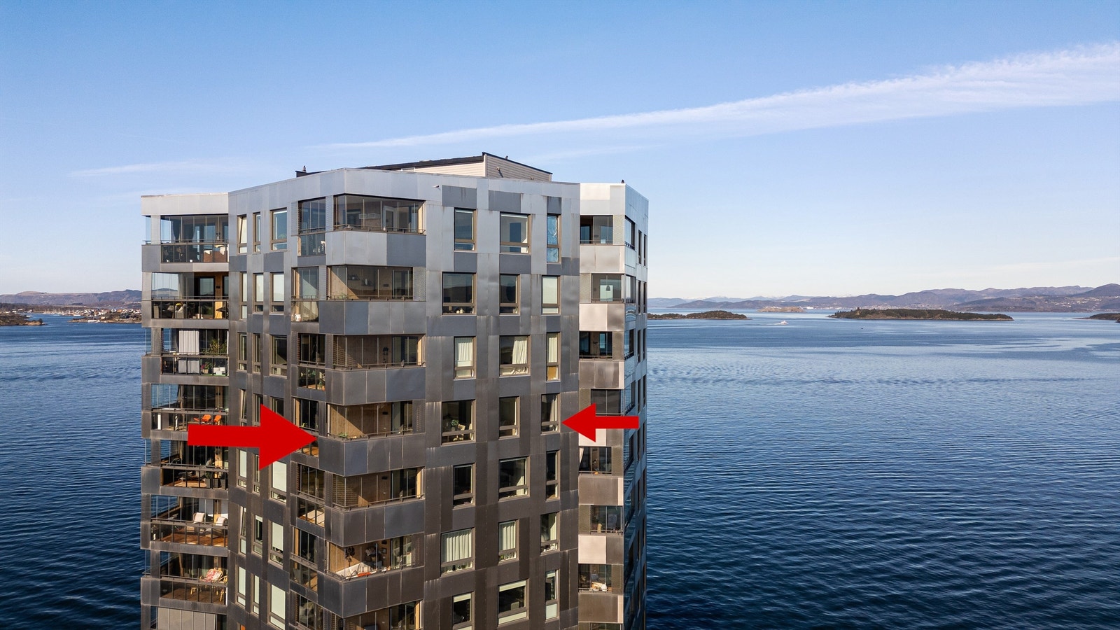 Plassert i byggets 14. etasje og med endevegg med flere vindusflater, får du godt med naturlig lys og flott sjøutsikt. Oppe i høyden er det nydelig utsikt mot øst, sør og vest og minimalt med innsyn. Galleribilde