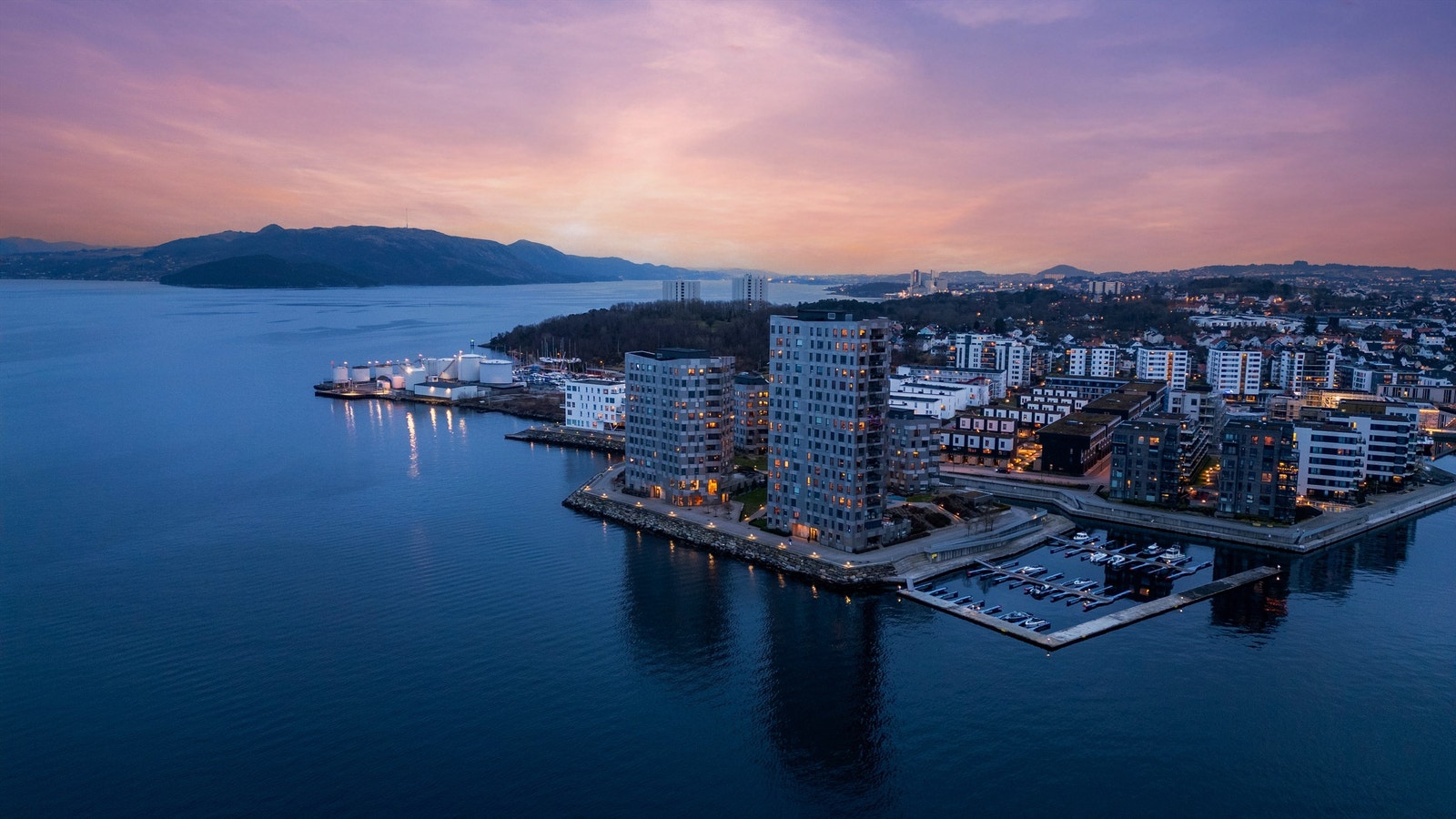 Det er heis direkte fra garasjeanlegg og opp til leilighetsetasjen. Det er 2 stk heiser i bygget. Galleribilde