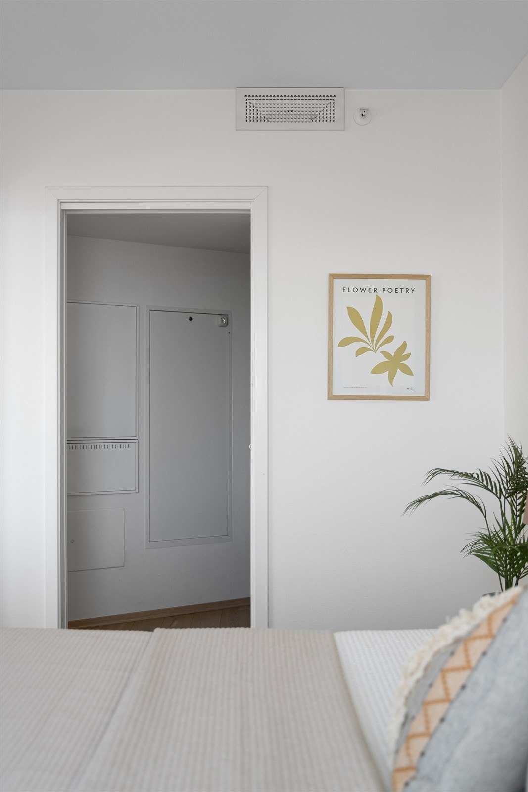 Det er garderoberom/ innvendig bod i forbindelse med soverom. God plass til å henge av klær og blitt benyttet som walk-in-closet. Galleribilde