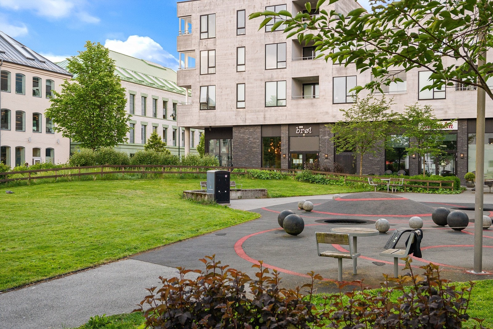 Kort gange fra leiligheten ligger flere dagligvarebutikker, apotek, barnehager og skoler. Det finnes i tillegg flere serveringssteder som for eksempel Brøl, Ostehuset Øst og Kanelsnurren og rett i nabolaget. Baren Øst i umiddelbar nærhet. Galleribilde