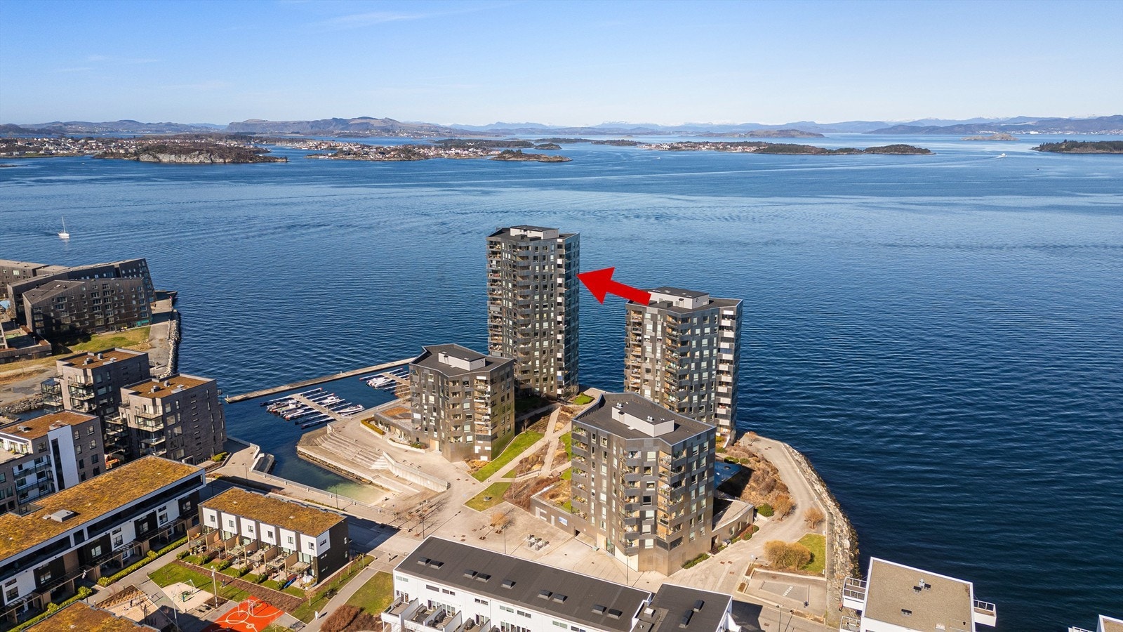 Leiligheten er beliggende flott til i sjøkanten i Lervig, i Østre bydel, hvor man også finner yrende sjø- og badeliv. Galleribilde
