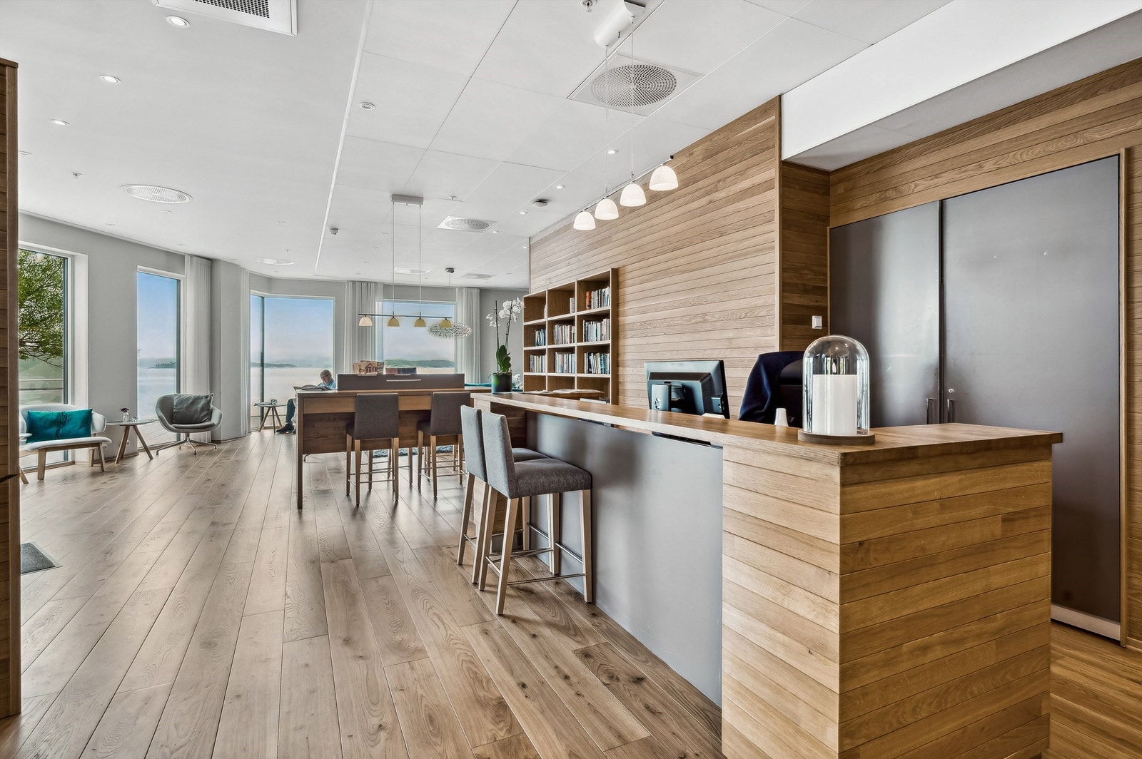 Resepsjonsområde, hvor man kan sette seg ned for å besøke andre beboere og ta en kaffe . Galleribilde