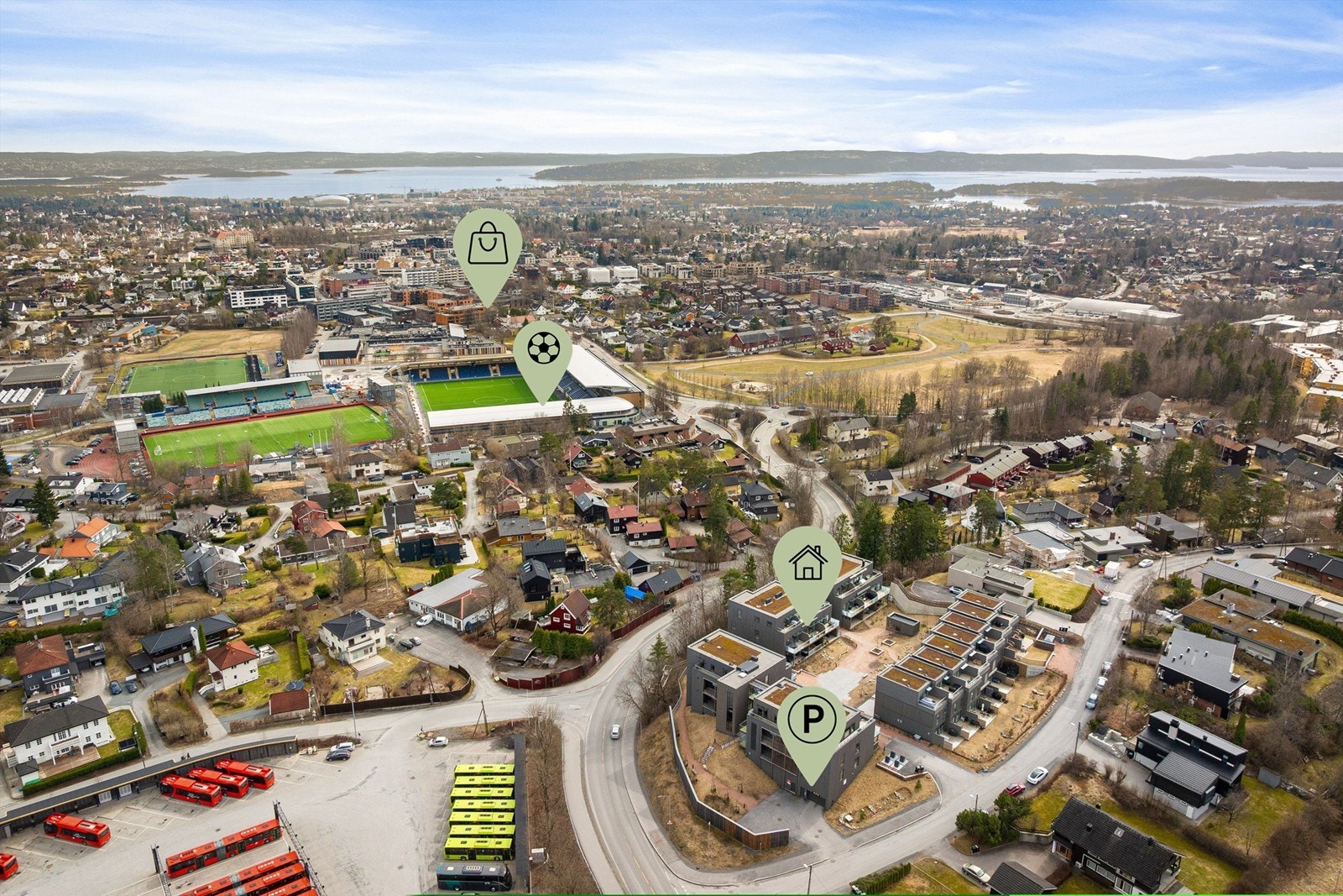 Her bor du i gangavstand til buss, T-bane, restauranter, butikker, dagligvare, turløyper, langrennsløyper og park. Galleribilde