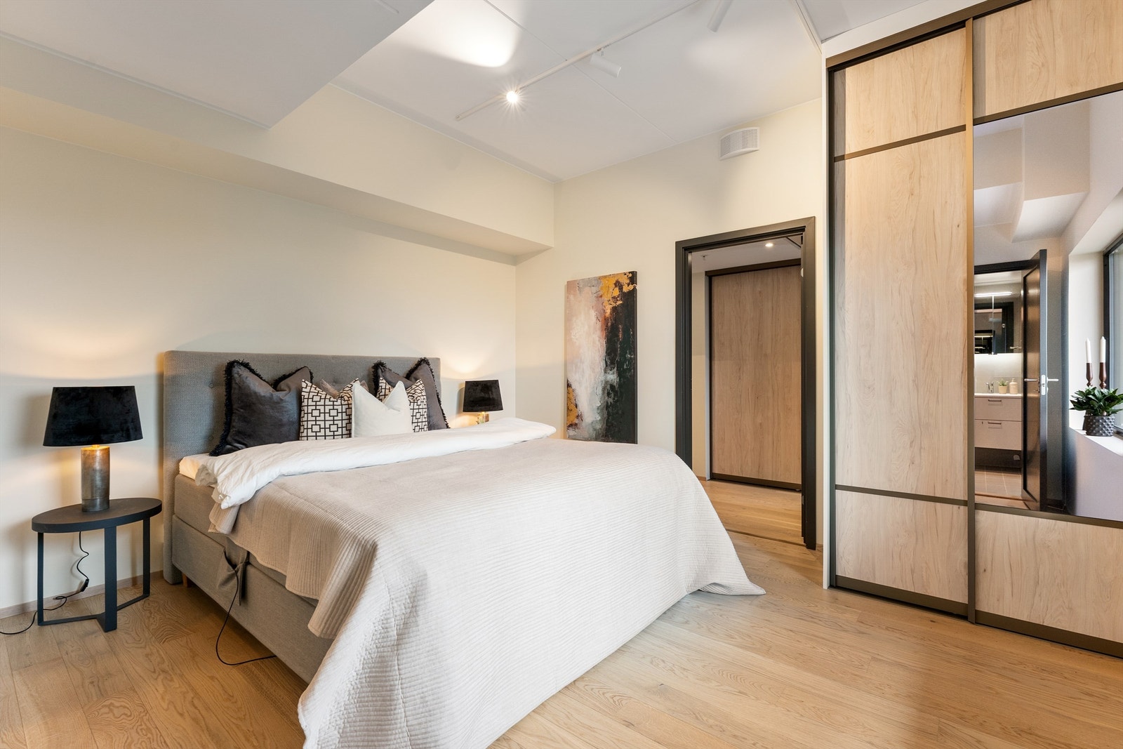 Hovedsoverom på ca 15 kvm eget bad og walk-in closet Galleribilde