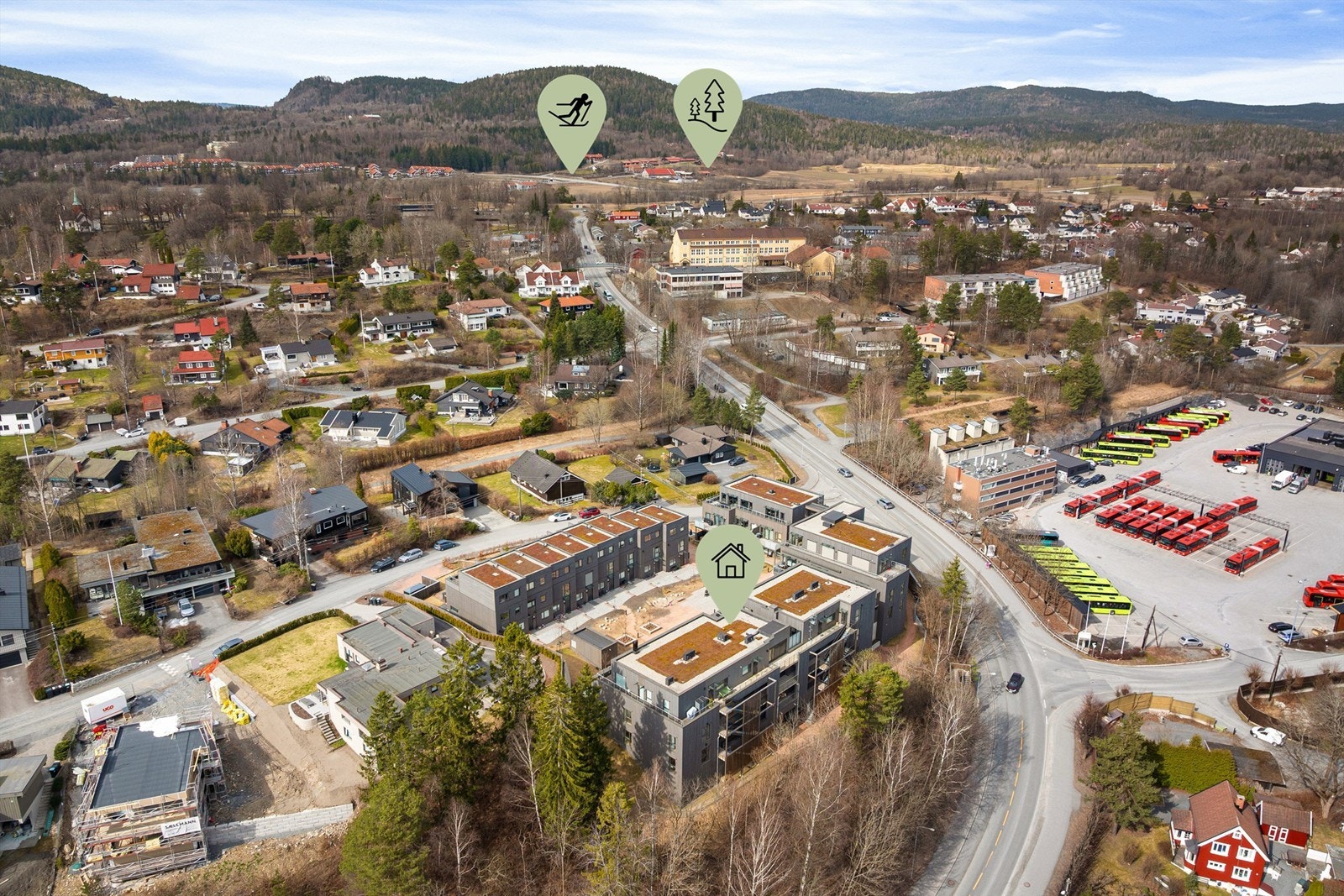 Her bor du i gangavstand til buss, T-bane, restauranter, butikker, dagligvare, turløyper, langrennsløyper og park. Galleribilde