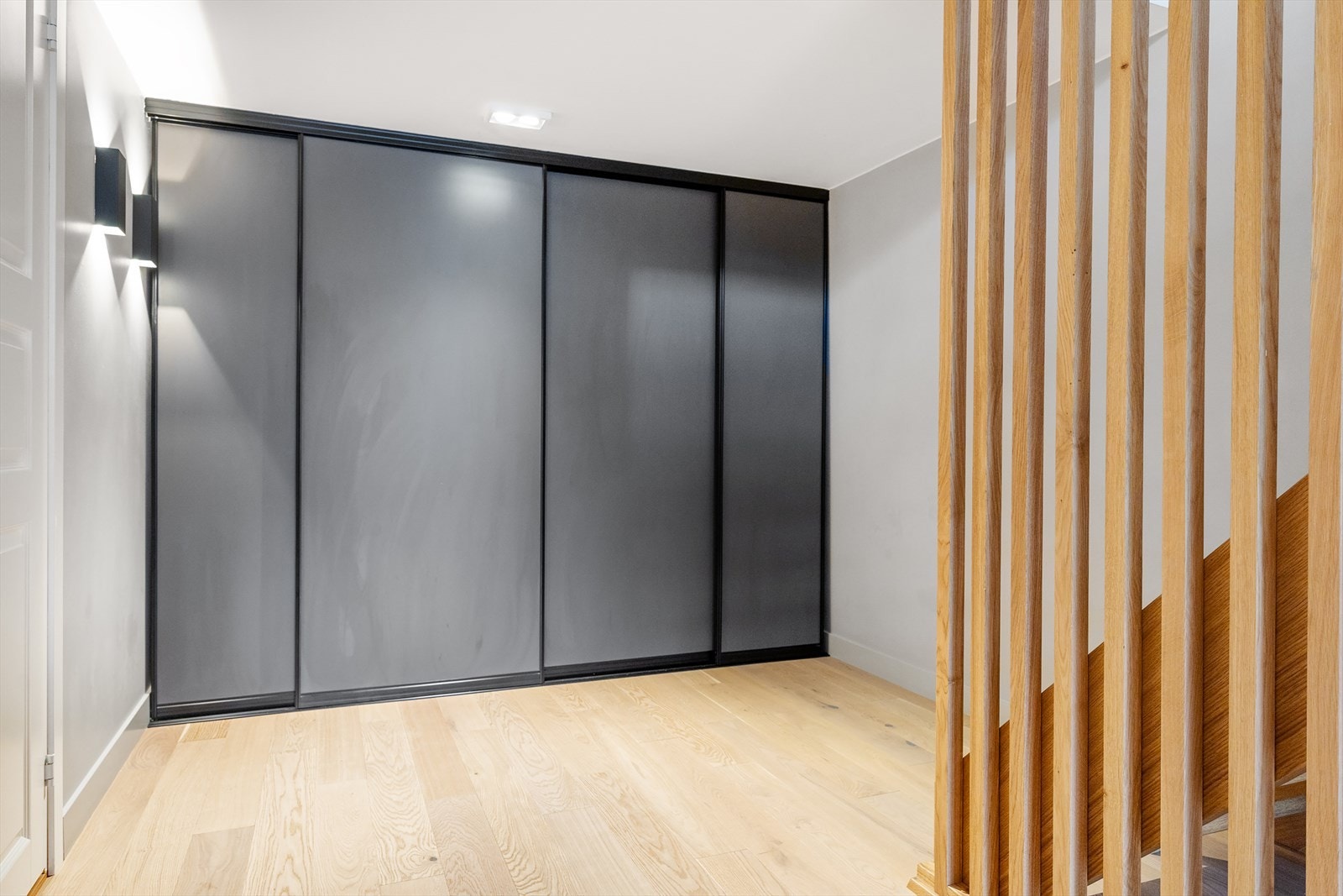 Fra trappen kommer du ned til et praktisk og innbydende areal med en romslig skyvedørsgarderobe langs veggen, som gir svært gode oppbevaringsmuligheter. Galleribilde