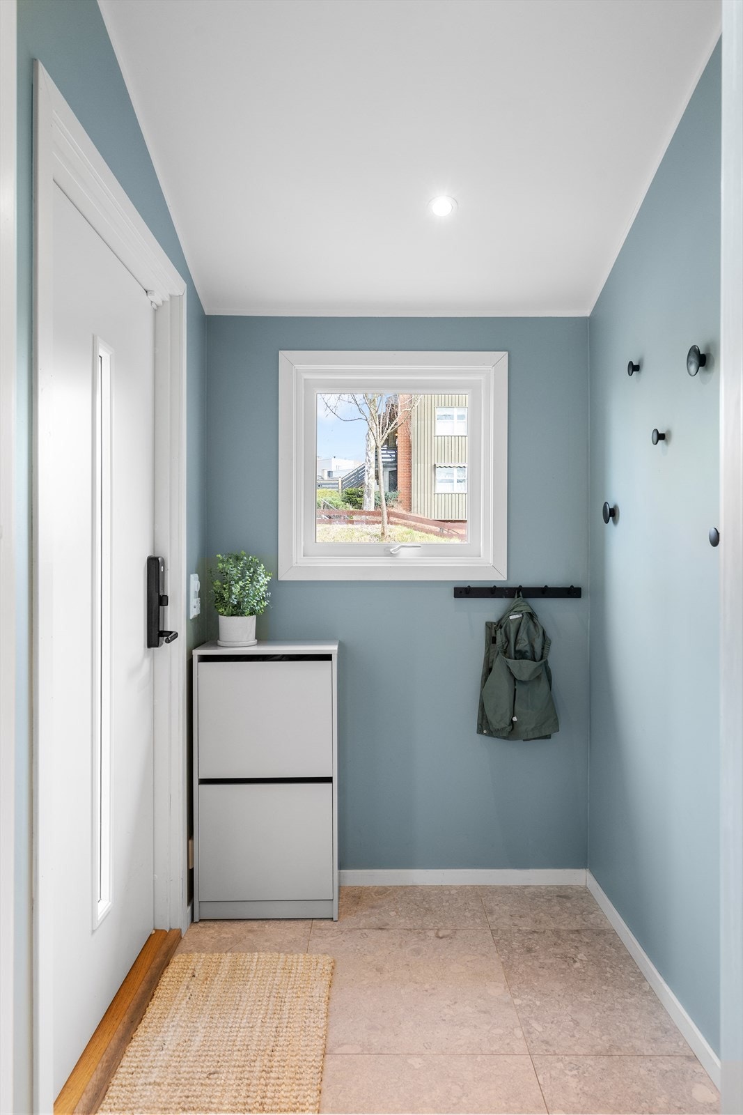 Boligen har en innbydende entré med gulvvarme og downlights i himlingen, noe som skaper et umiddelbart godt førsteinntrykk. Galleribilde
