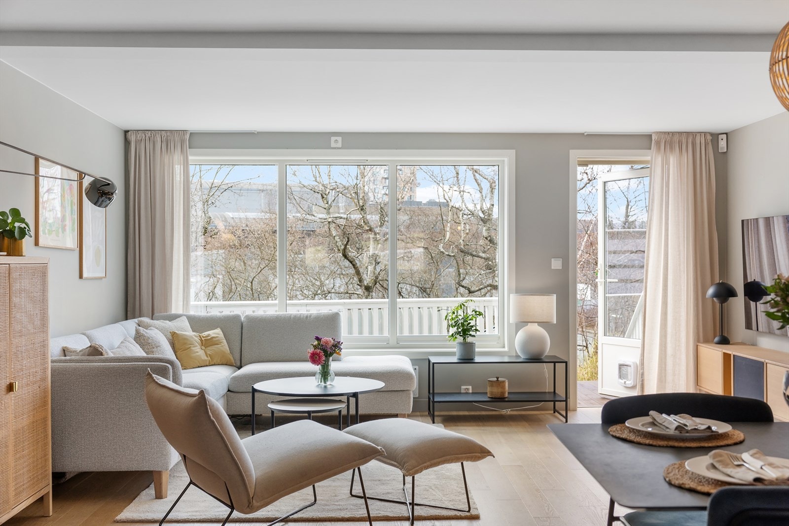 Stuen er lys og luftig med store vindusflater som sørger for rikelig med innslipp av naturlig lys. Galleribilde