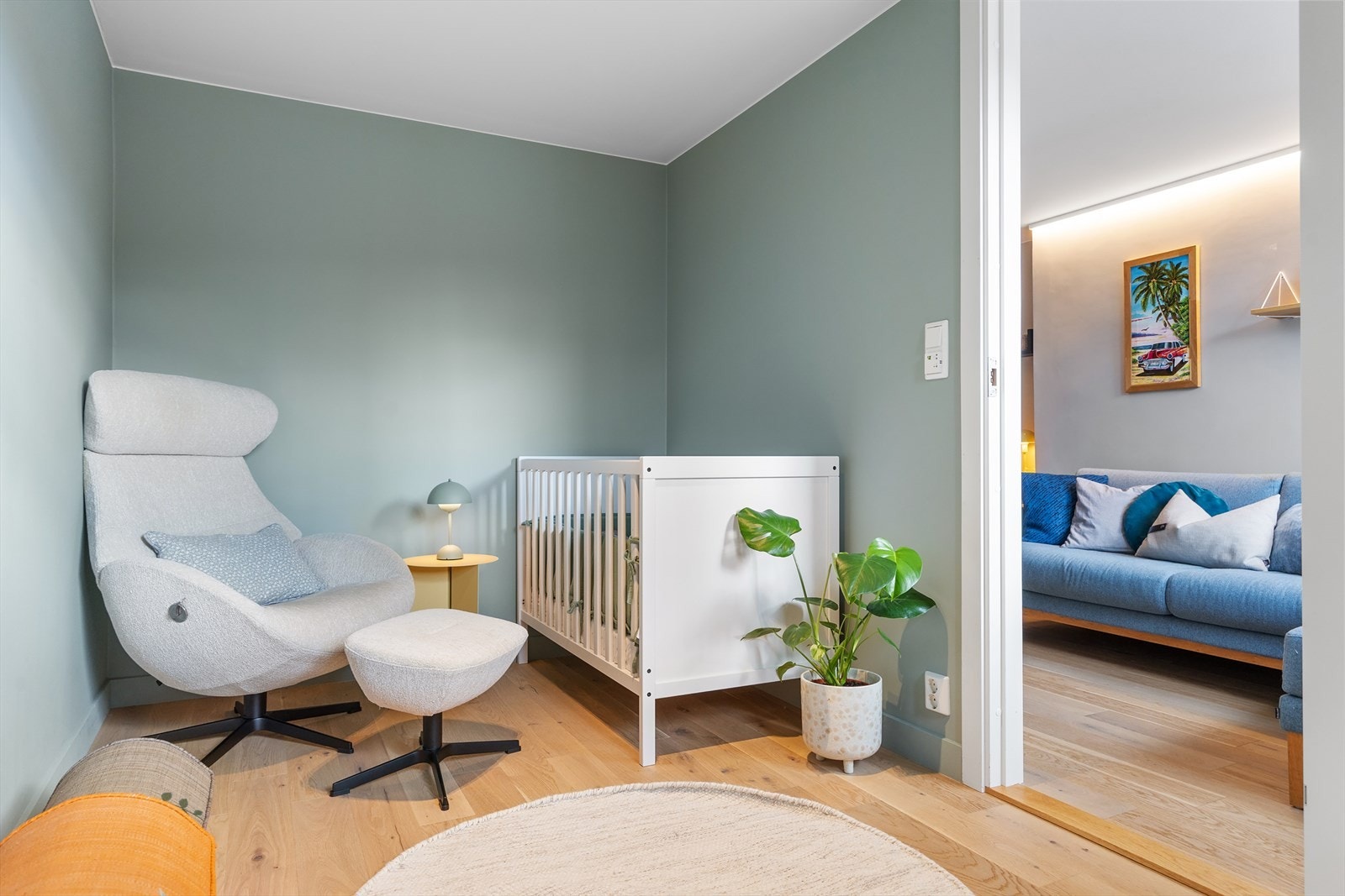Soverommet i underetasjen er romslig og har plass til både seng og øvrige møbler. Galleribilde