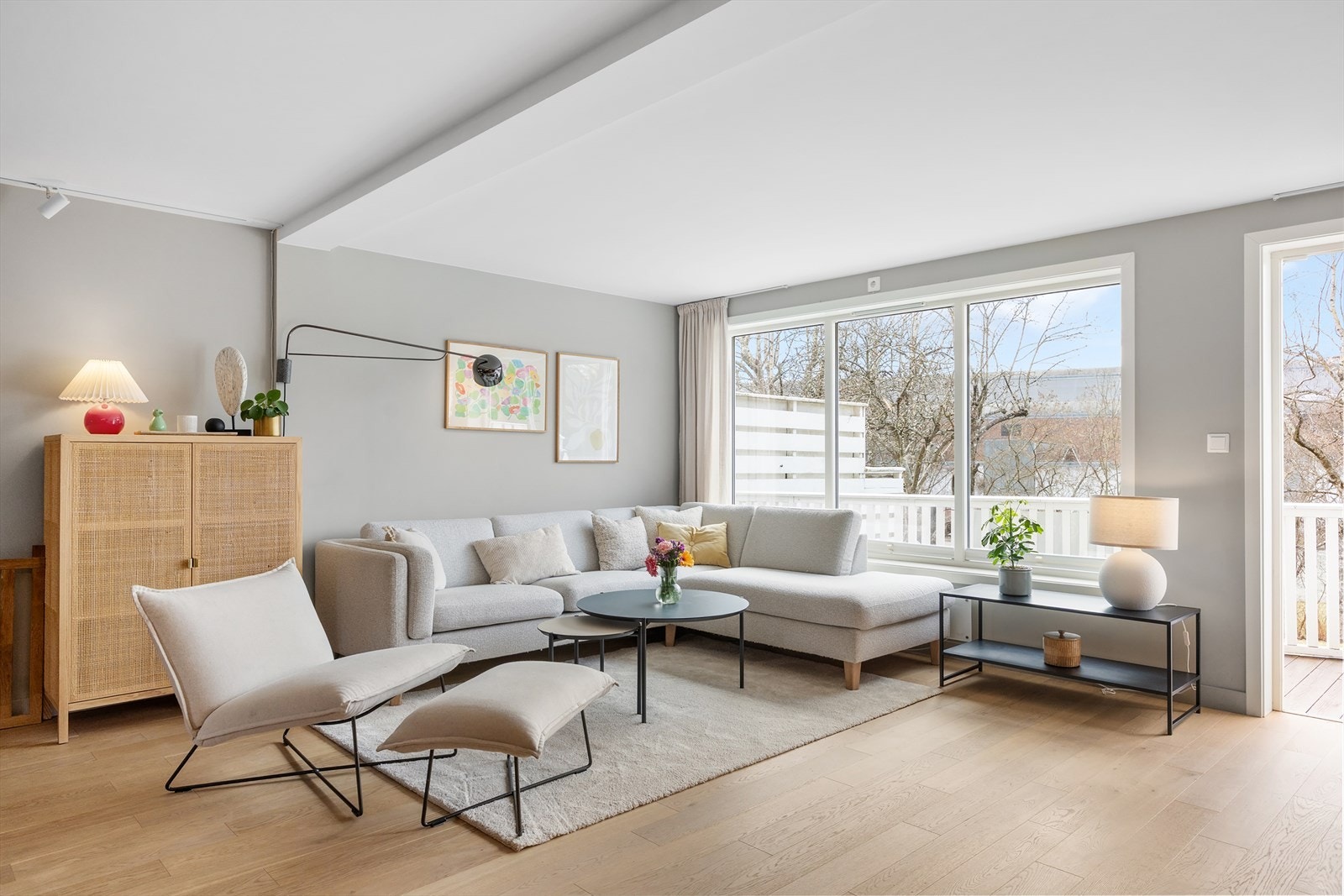 Gulvet er belagt med flott parkett, og overflatene er malt i delikate og moderne fargetoner. Galleribilde
