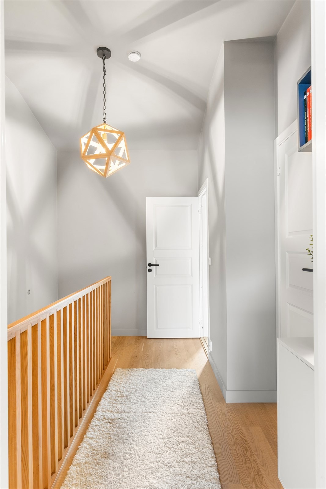 2. etasje har en god planløsning og inneholder gang, et delikat baderom samt to soverom. Galleribilde