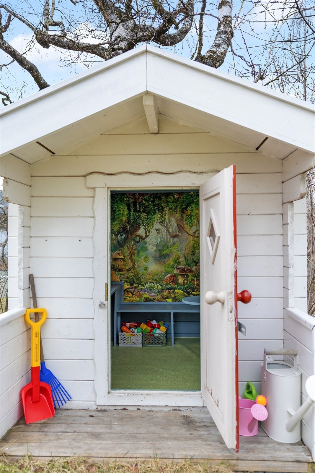 Hagen byr også på en sjarmerende lekestue, som skaper et idyllisk og barnevennlig uterom. Galleribilde