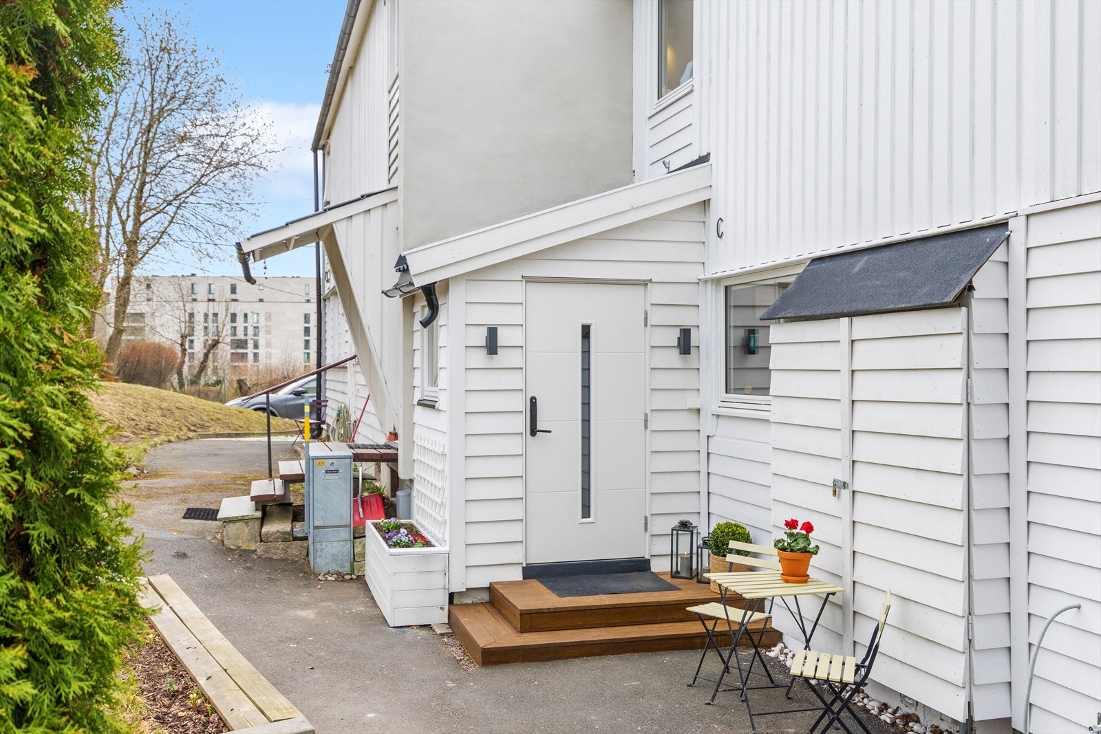 I tillegg disponerer boligen to praktiske skiboder - én plassert i vegg mot øst ved inngangspartiet og én på balkongen i 2. etasje - ideelle for oppbevaring av ski, sykler og annet sesongutstyr. Galleribilde