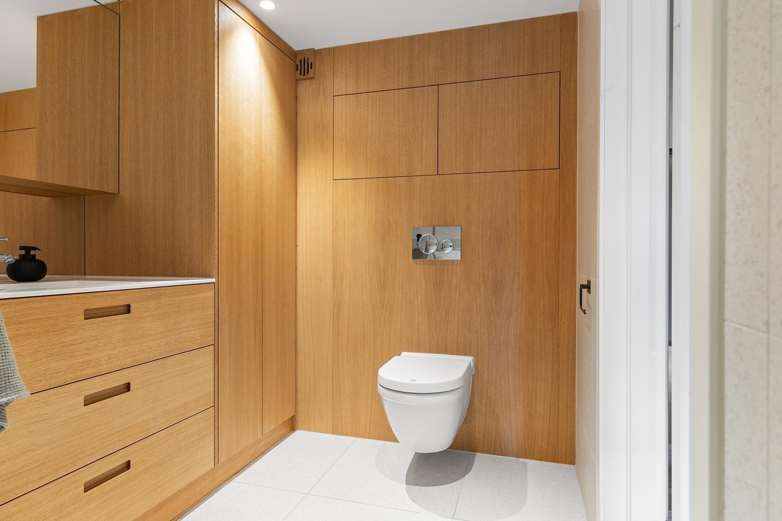 Badet er innredet med plassbygget servantskap med Corian benkeplate og nedfelt servant, speilskap med belysning og vegghengt toalett. Galleribilde