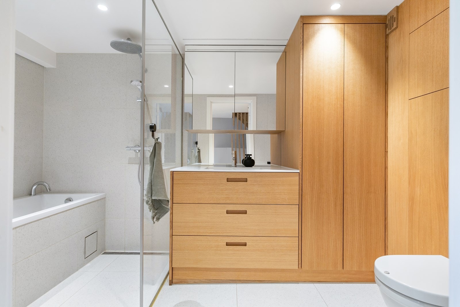 Badet ble oppført i 2021 i forbindelse med utgraving av kjelleren, og har flislagte overflater, varmekabler i gulvet samt nedsenket himling med downlights og LED-belysning. Galleribilde