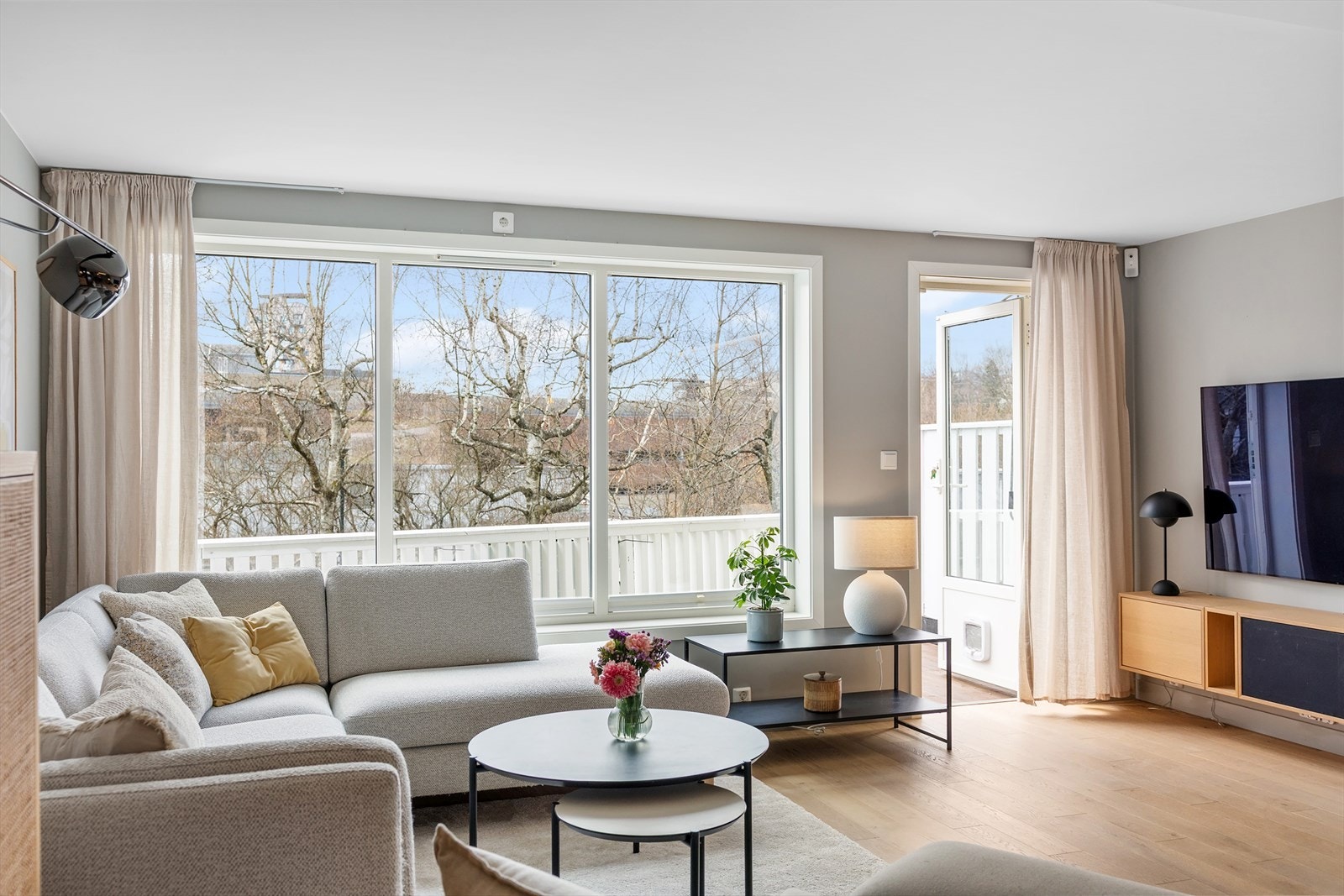Planløsningen åpner opp for flere møbleringsmuligheter med god plass til sofagruppe, TV-møbler og spisebord med tilhørende stoler. Galleribilde