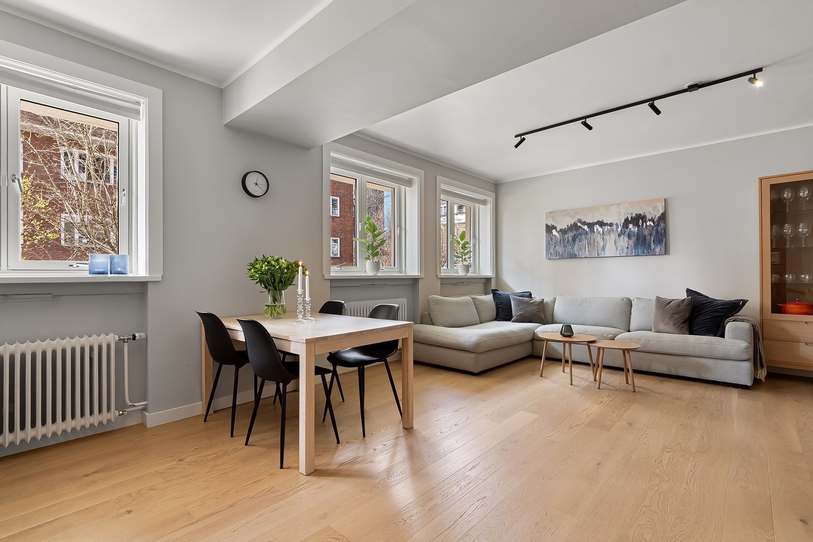Sosialt oppholdsrom med godt lysinnslipp! Galleribilde