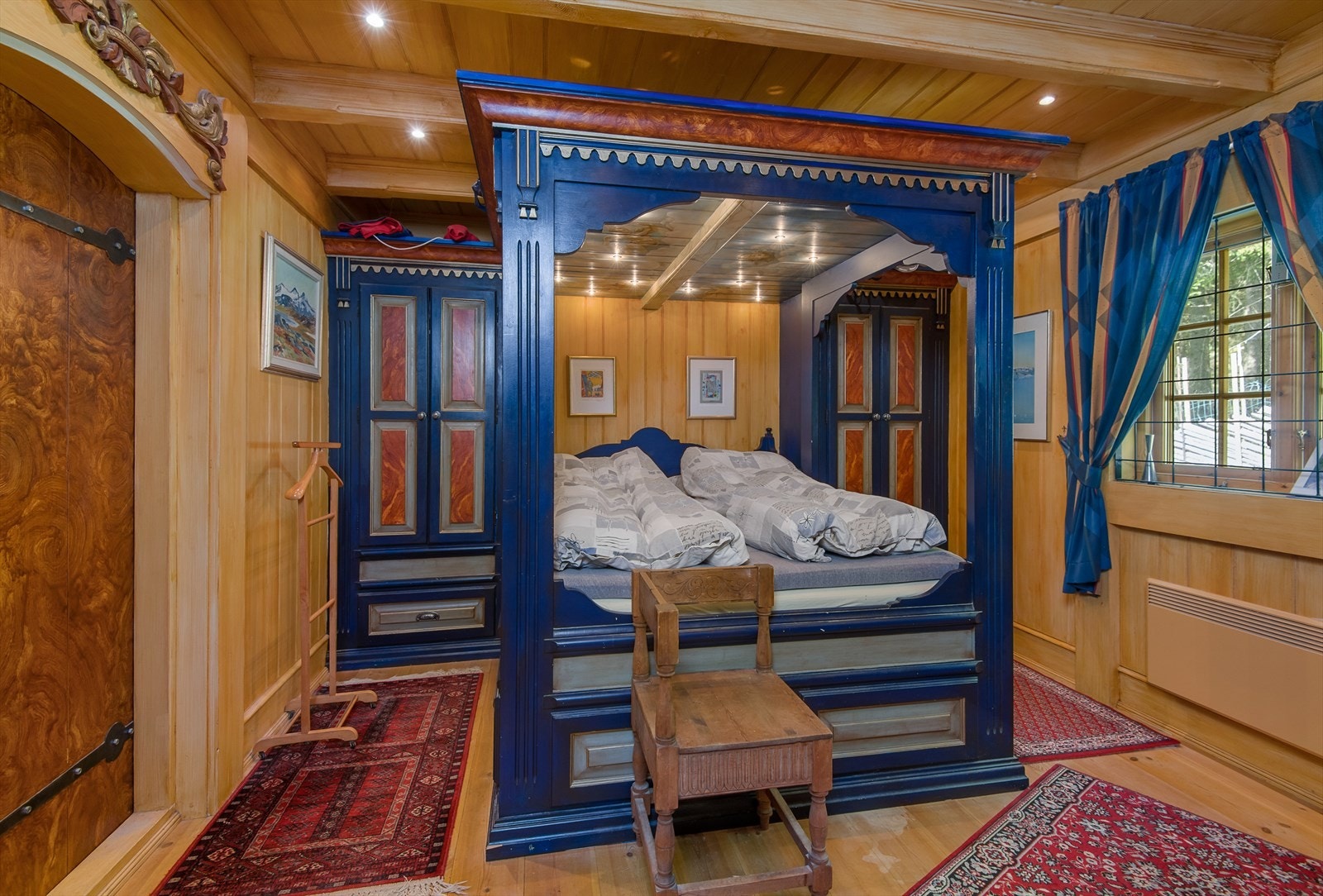 Hovedsoverom med flott plassbygd seng. Legg merke til maleriet i taket over sengen. Galleribilde