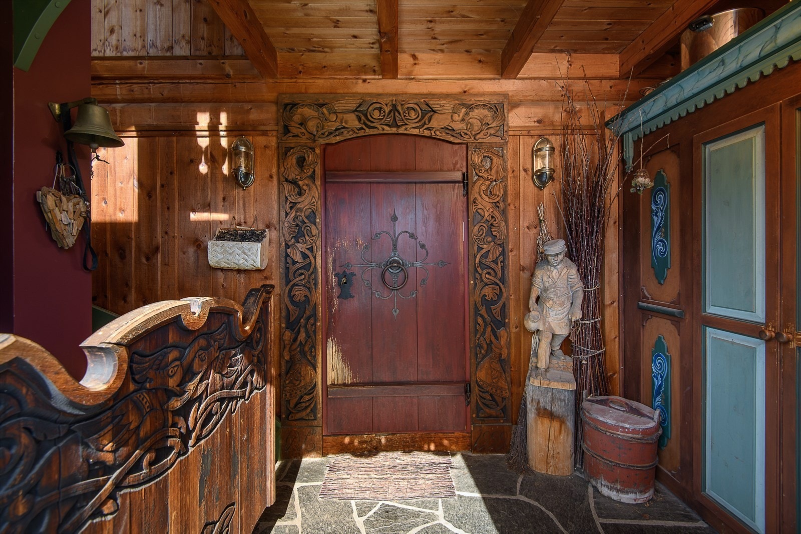 Velkommen inn i hovedhuset i ØvreLindalen! Her fra svalgangen med bod til høyre og trapp opp til 2. etg. Galleribilde