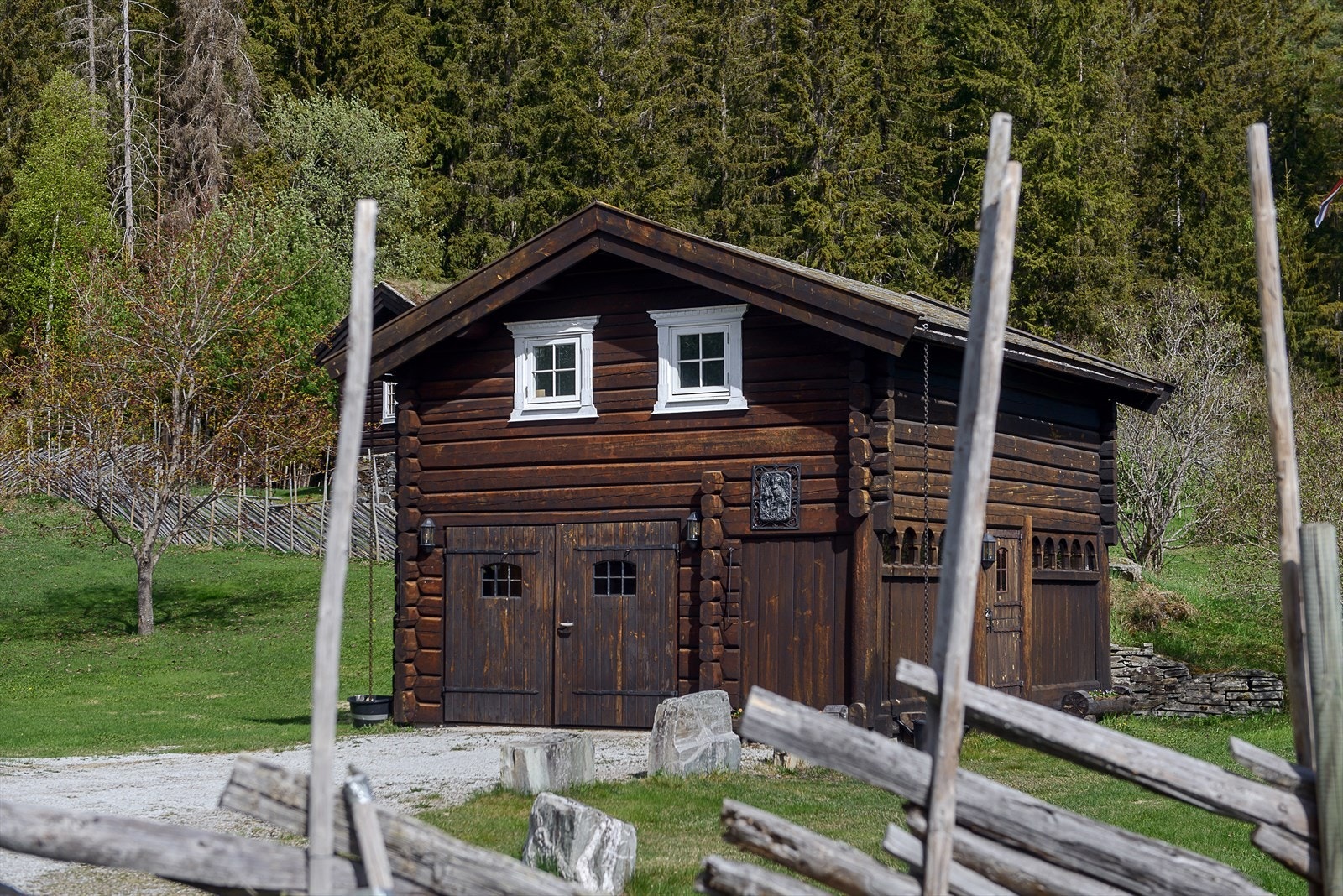 Garasje med verksted på loft. Galleribilde