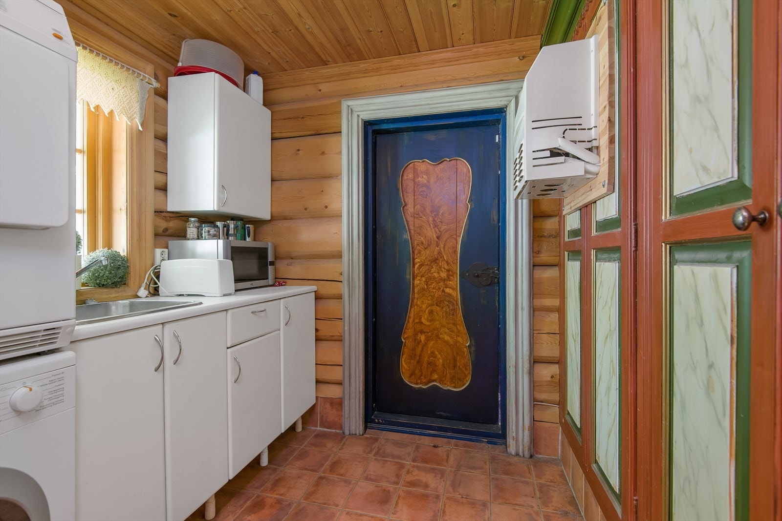 Vaskerom i 1.etg med utgang til hagen. Galleribilde