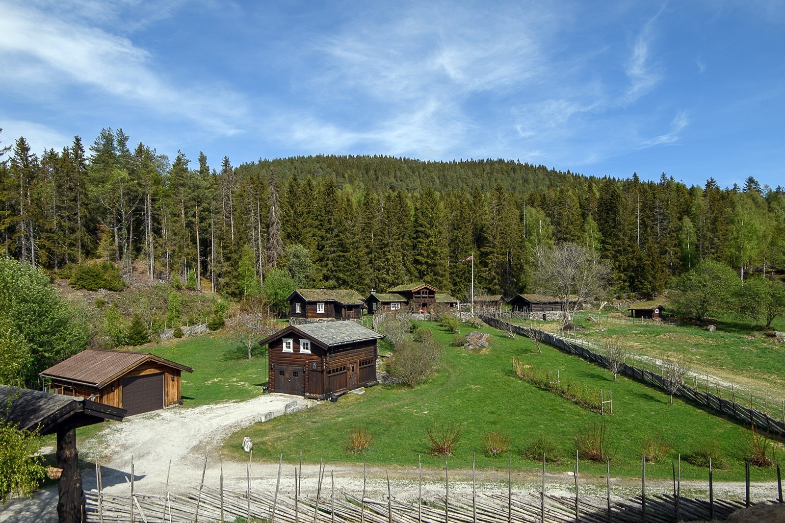 Furubakken 6 (Øvre Lindalen) er en idyllisk og flott eiendom med fin beliggenhet øverst i Tromsnesskogen. Velkommen til visning ! Galleribilde
