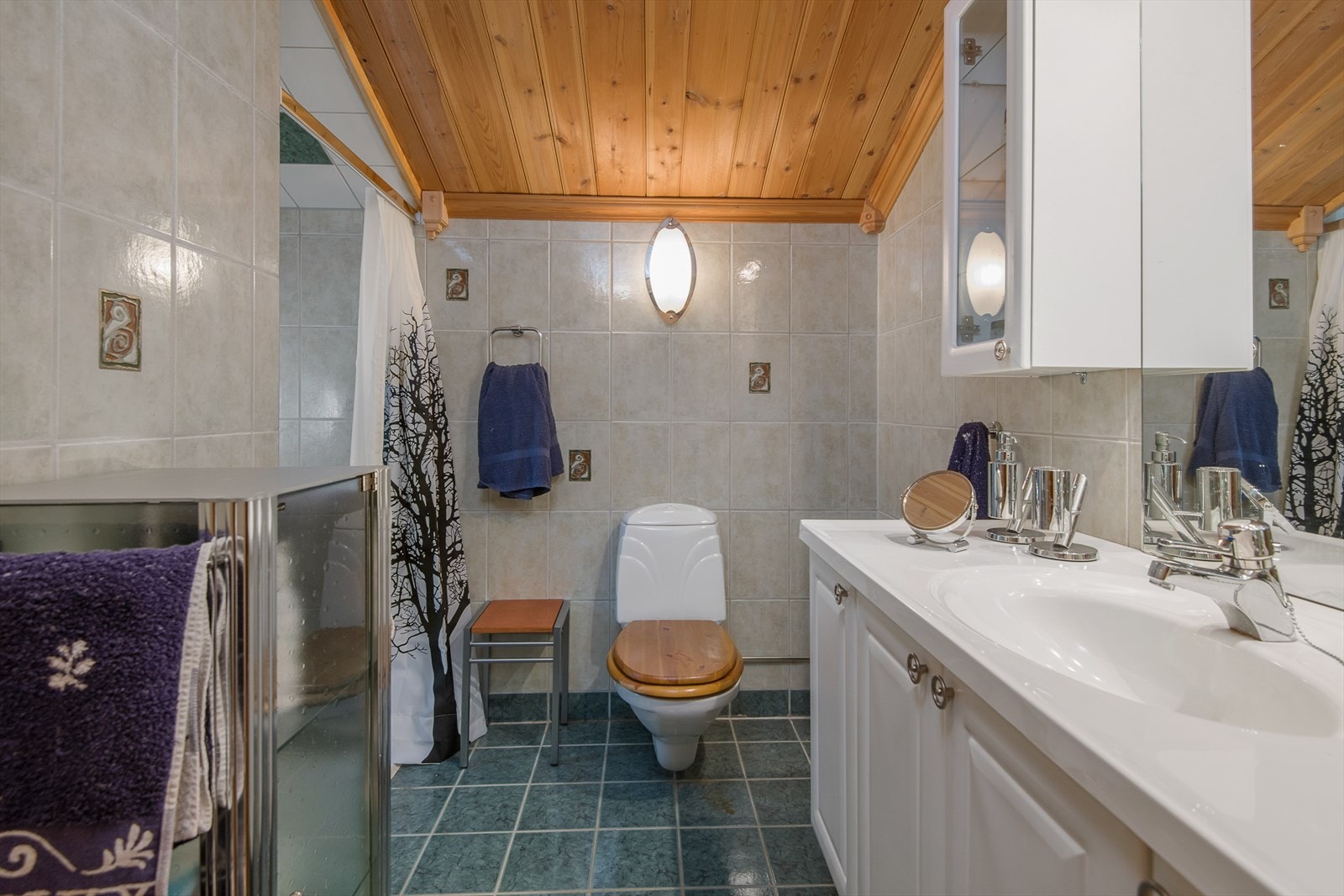 Flislagt bad i 2.etg. med dusjhjørne, wc og baderomsinnredning. Varme i gulv. Galleribilde