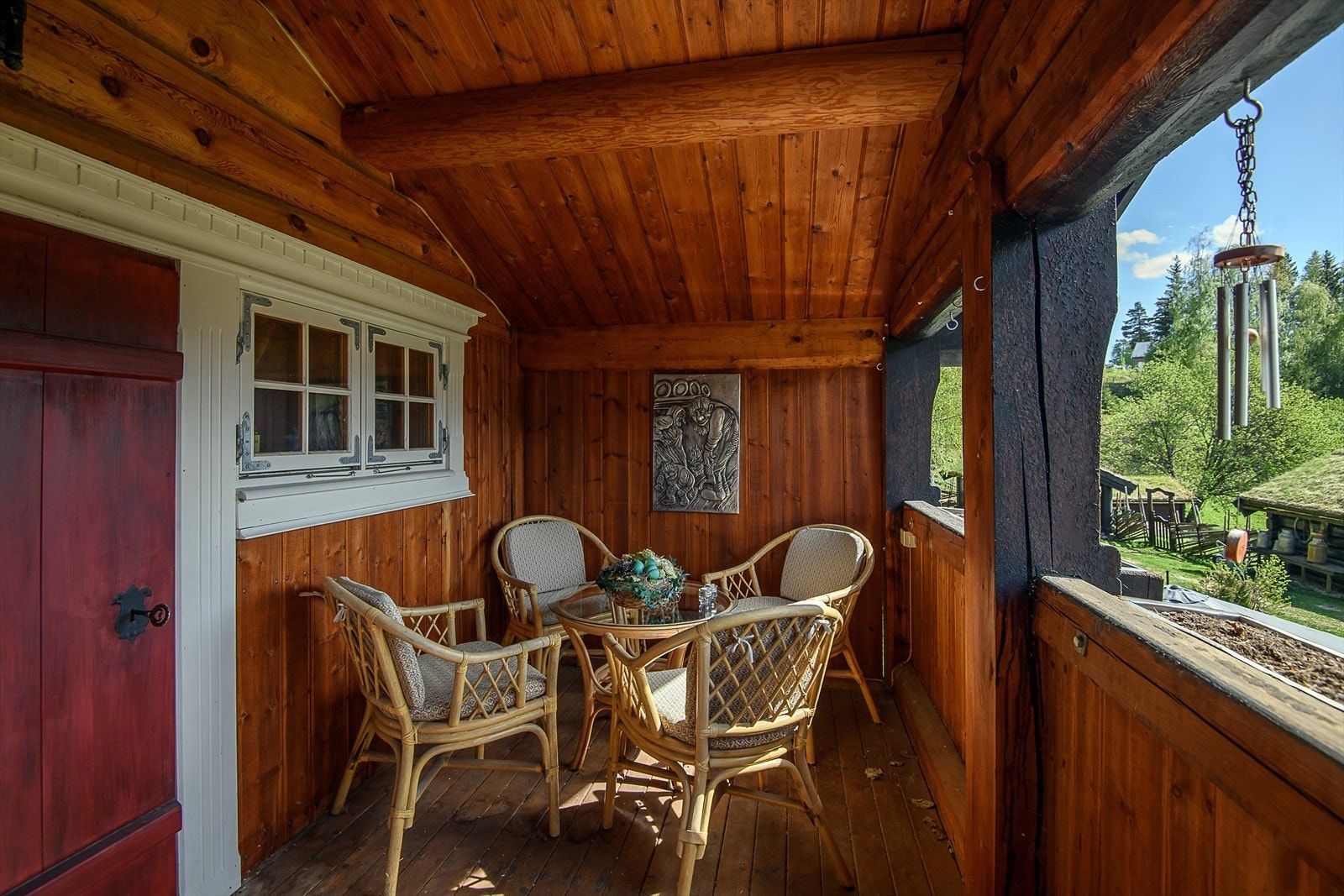 Adkomst til 2.etasje i hovedhuset via svalgang. Det er mulig å bygge inn svalgangen. Galleribilde