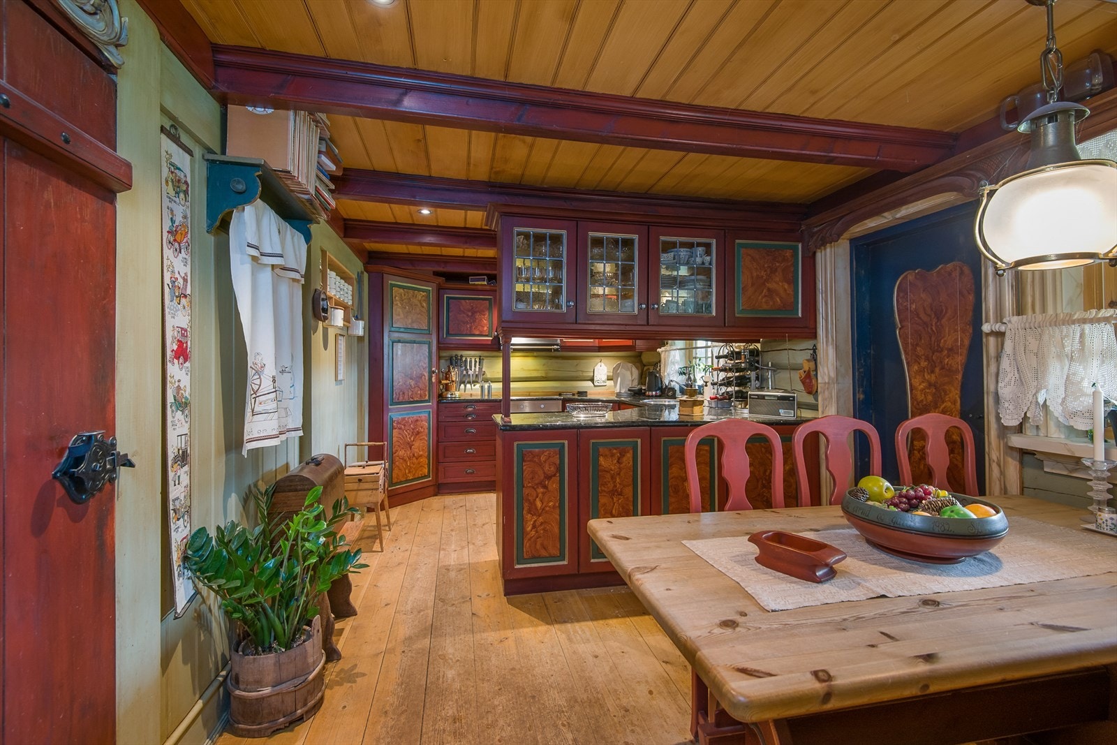 Plassbygd kjøkkeninnredning med integrerte hvitevarer. På kjøkken er det god plass til kjøkkenbord. Galleribilde