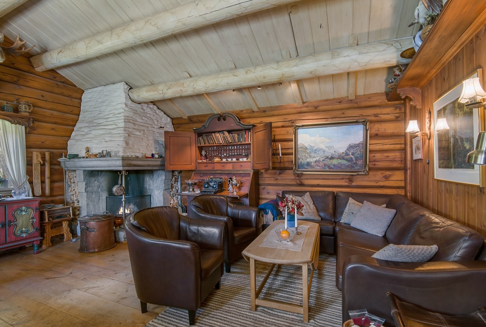 I stuen er det en flott gruepeis i kleberstein hvor man kan nyte kalde kvelder. Galleribilde