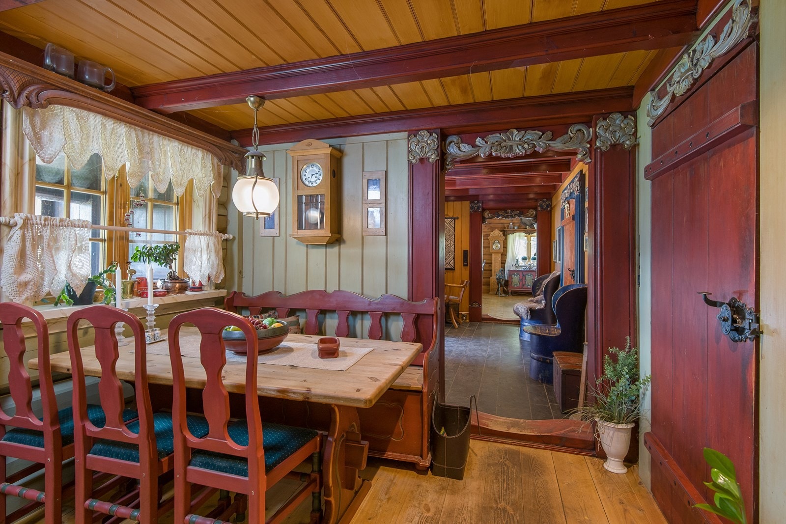 Fra spiseplassen på kjøkken ut mot gang og videre inn til stuen Galleribilde