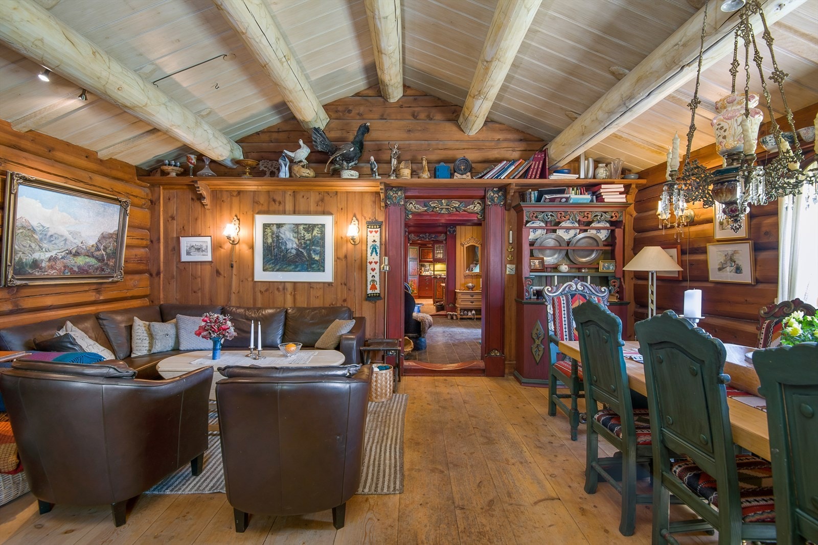 På stue er det god plass til spisebord og sofagruppe. Galleribilde