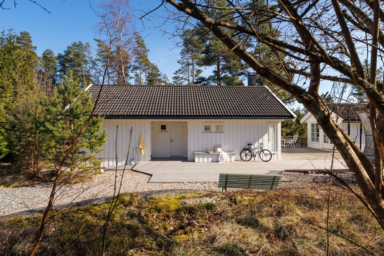 Velkommen til Refsahlveien 72 - lys og fin familiehytte bygd i 2005, nær sjø og strand! Galleribilde