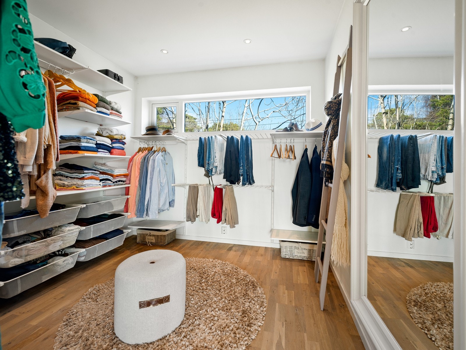 Walk-in closet byr på rikelig plass og smarte løsninger for klær og tilbehør Galleribilde