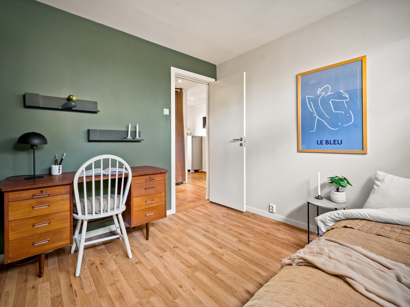 Soverom i hoveddel er i dag innredet med seng, nattbord og skrivebord, samt en garderobeløsning. Galleribilde