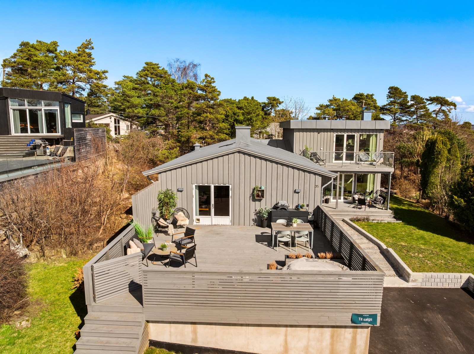 Det er rikelig plass til både spisegruppe og lounge-møbler, og terrassen fører videre ut til hagen. Galleribilde