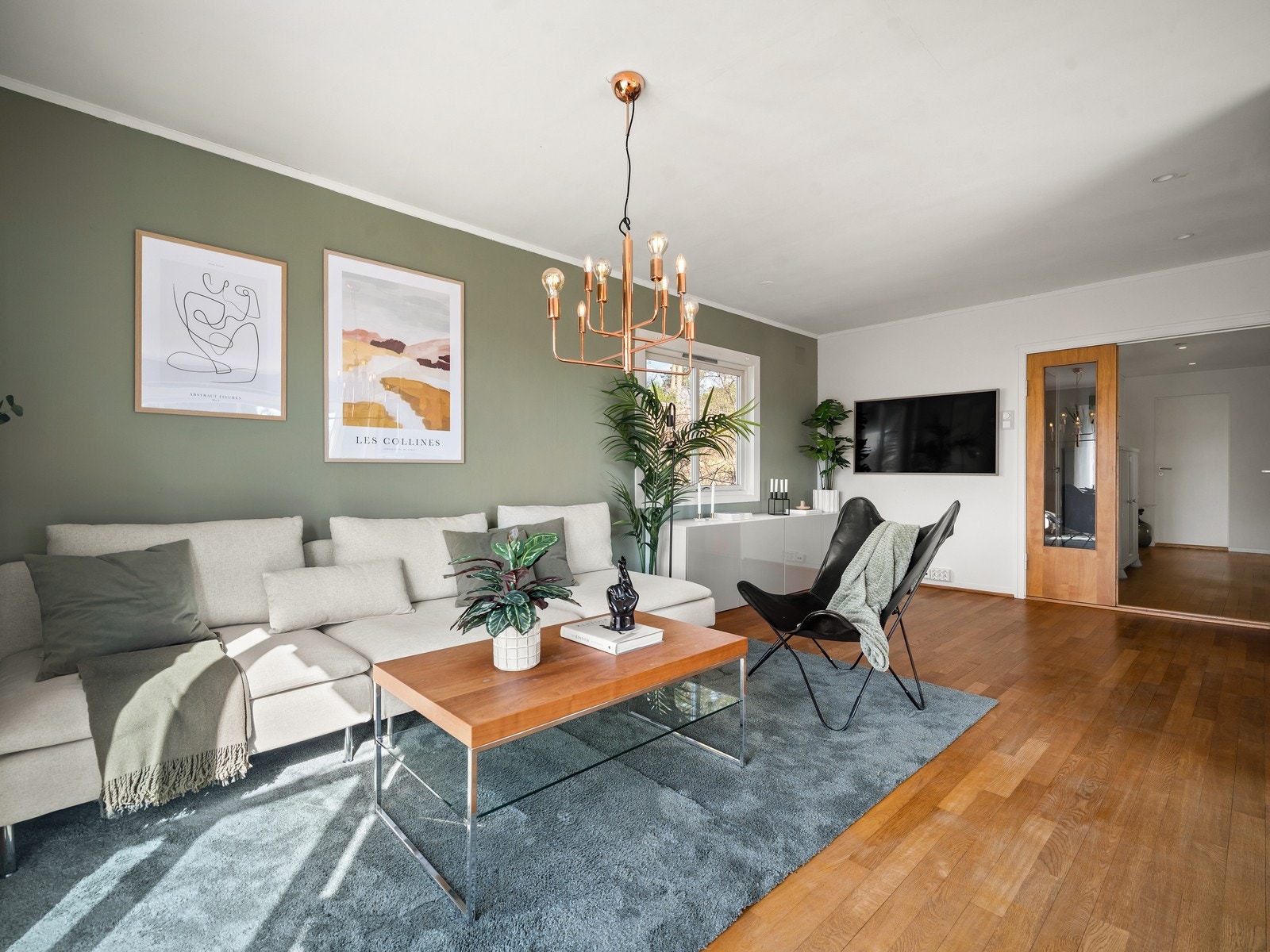 Stuen er stor med flere ulike soner, som gir en romslig og luftig følelse. Galleribilde