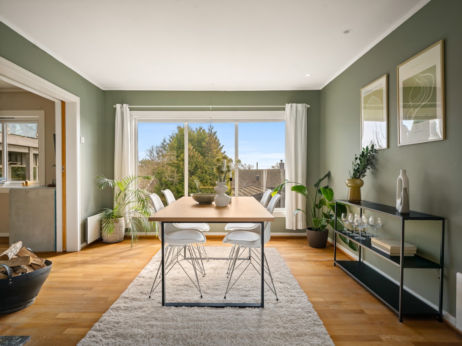 Stuen er stor med flere ulike soner, som gir en romslig og luftig følelse. Galleribilde