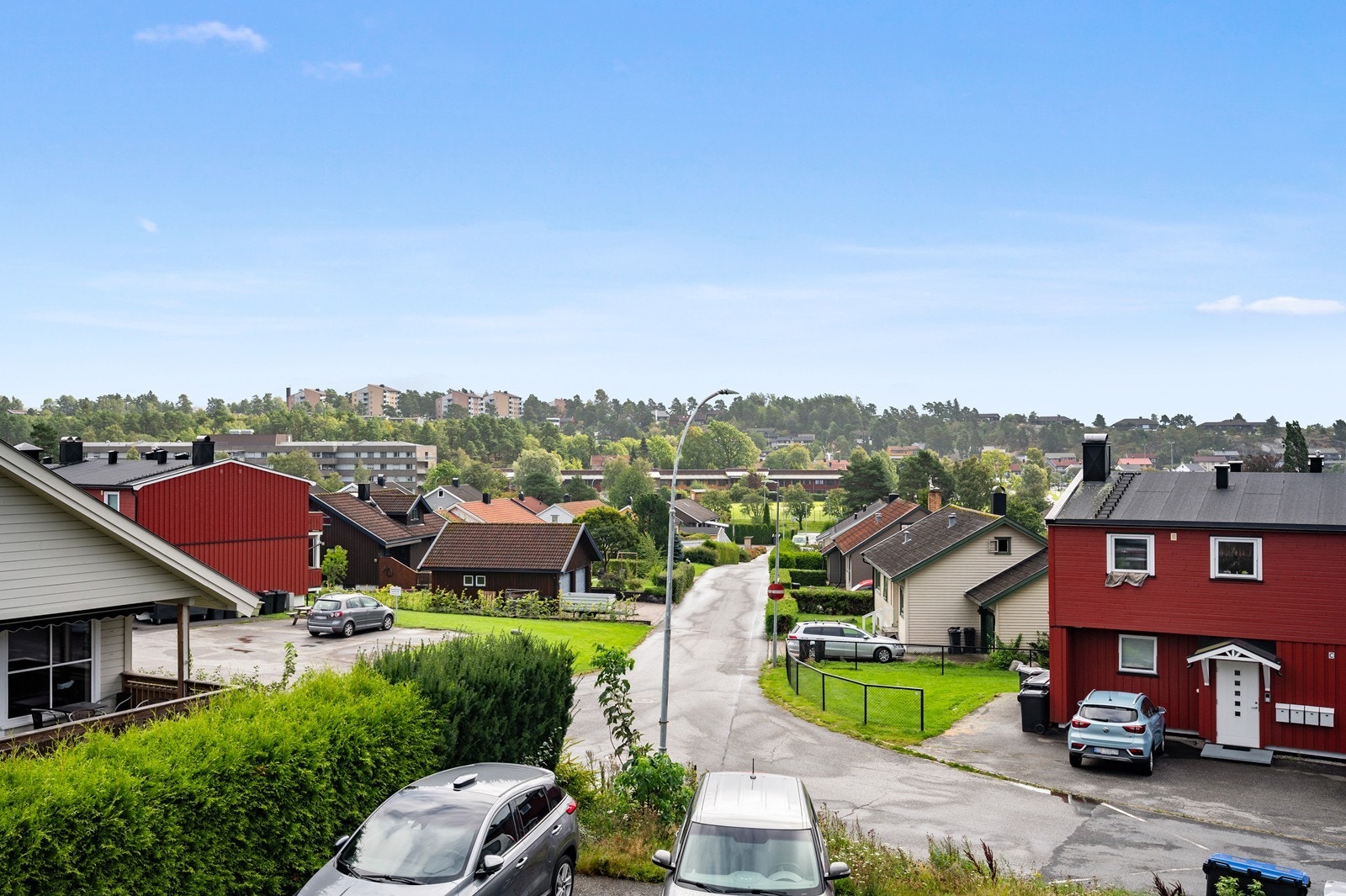 Eiendommen ligger i et stille og barnevennlig område med marka tett på. Galleribilde