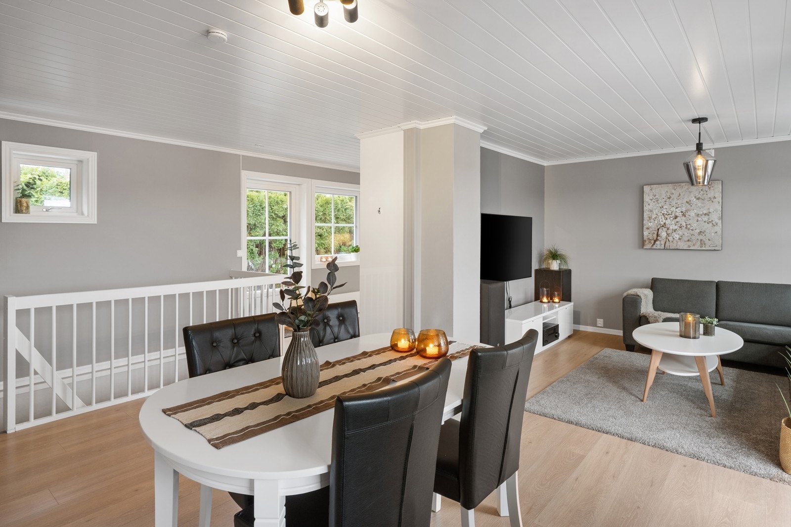 Himlingen består av malte panelbord som komplementerer de slette veggene og det moderne laminatgulvet. Galleribilde