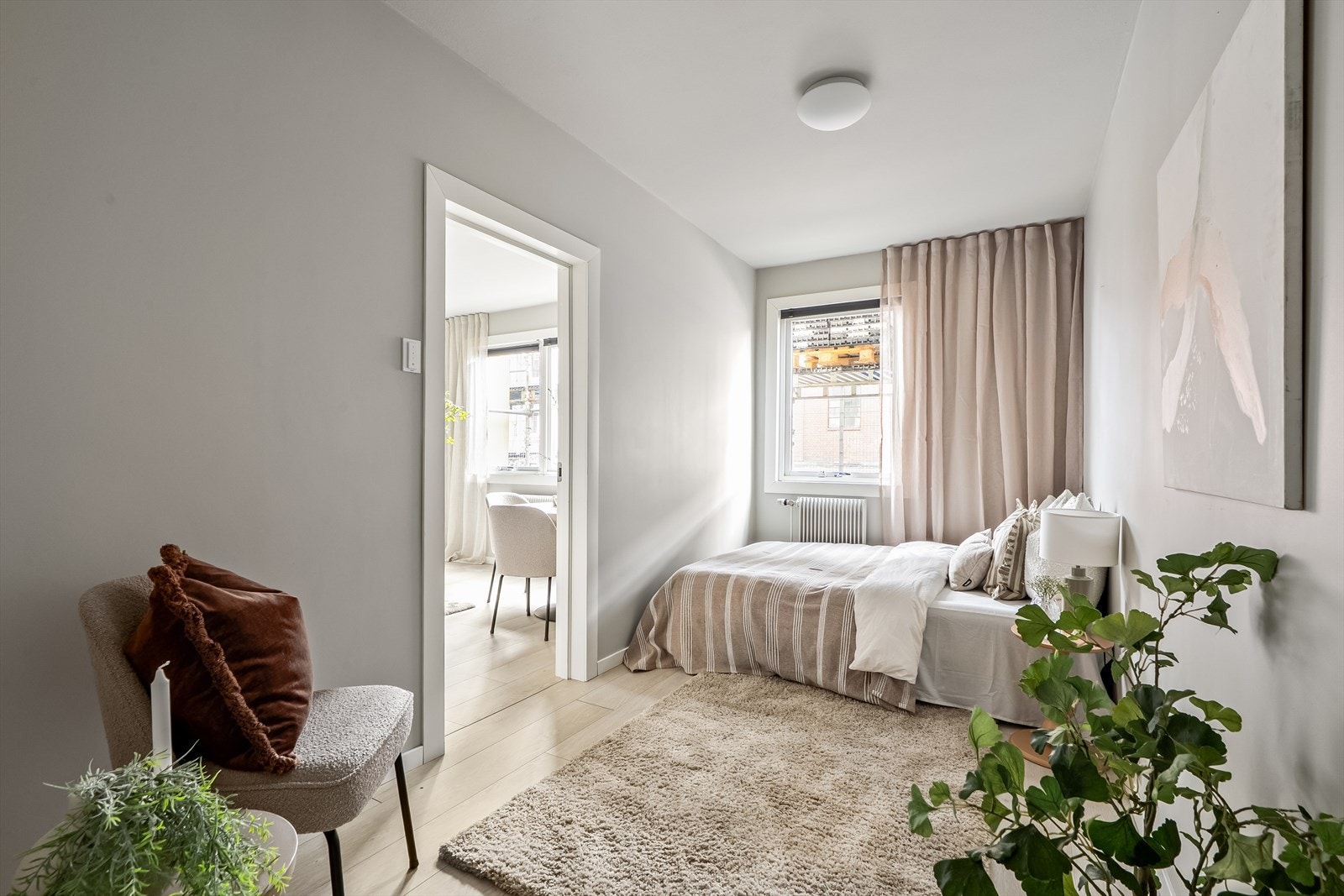 Stort og innbydende soverom med plass til dobbeltseng og nattbord Galleribilde