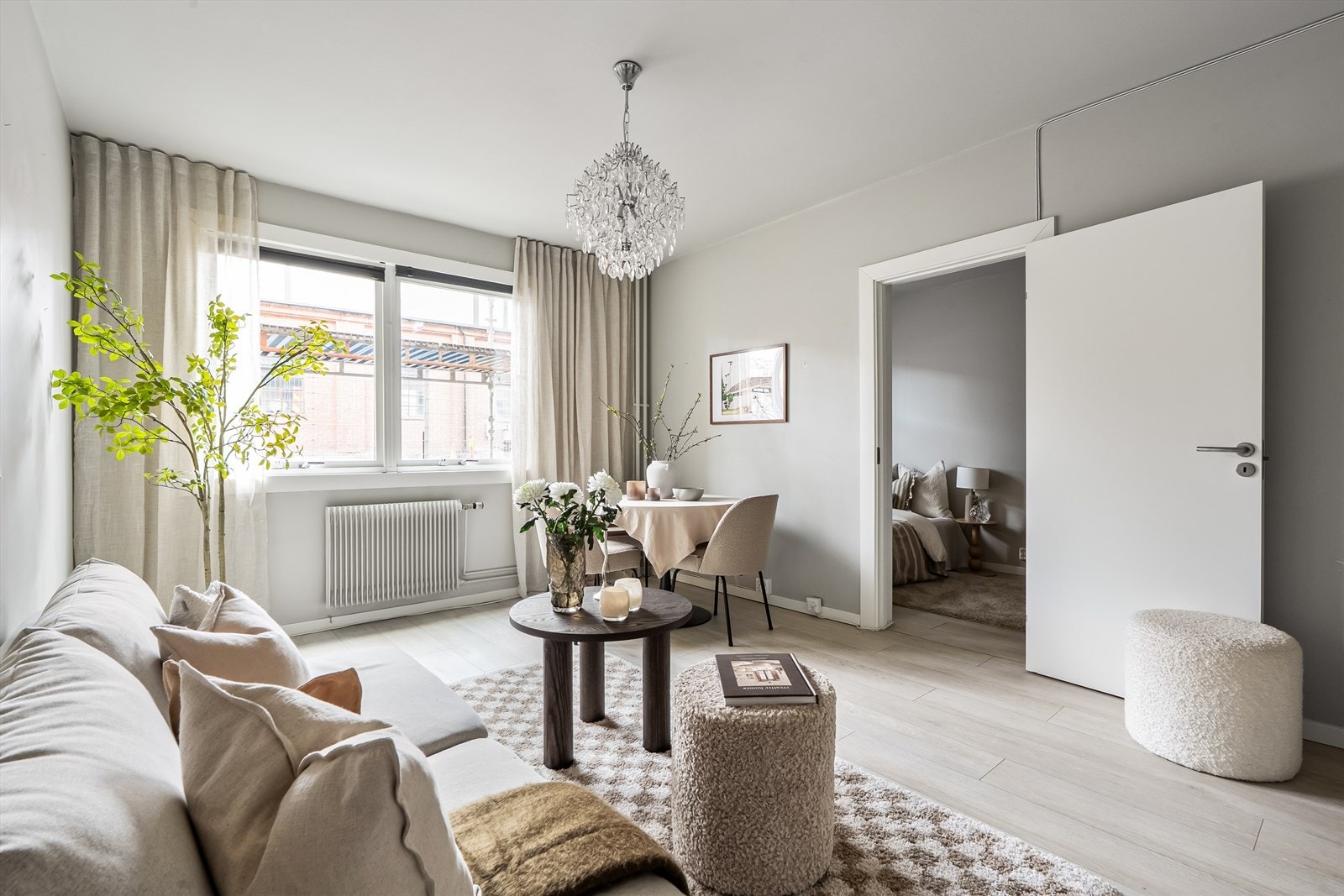 Innbydende stue med flott lysinnslipp fra store vindusflater. Vinduene skal skiftes ut i 2026 i regi av sameiet Galleribilde