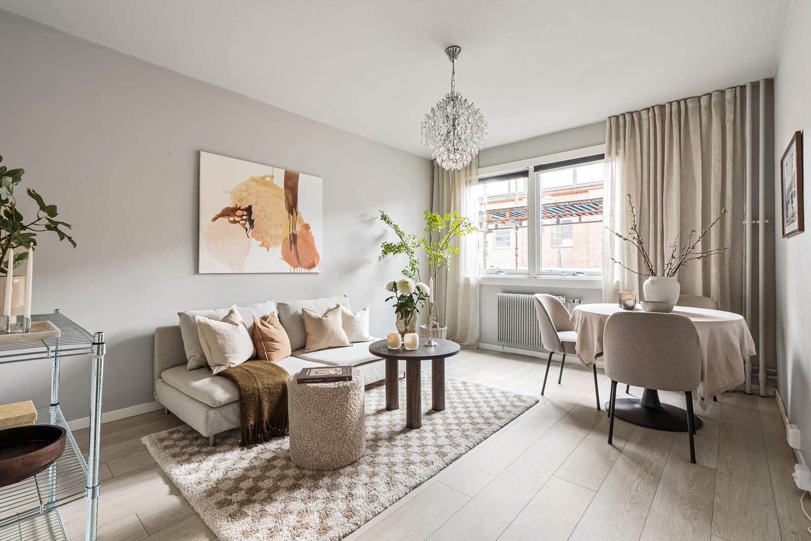 Leiligheten vender 100 % mot bakgård, og har lite innsyn. Du bor midt i sentrum, men har samtidig en rolig oase der du kan koble av fra bylivets hektiske puls. Galleribilde