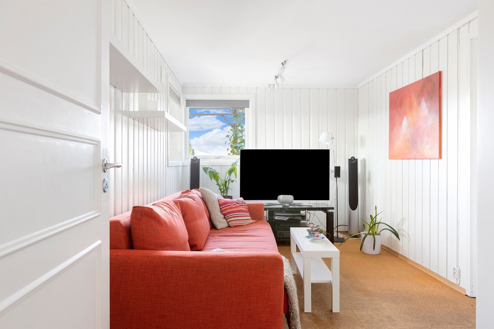 Tv-stuen i underetasjen gir en ekstra, tilbaketrukket sone for familien, eller kan benyttes som et ekstra soverom. Galleribilde