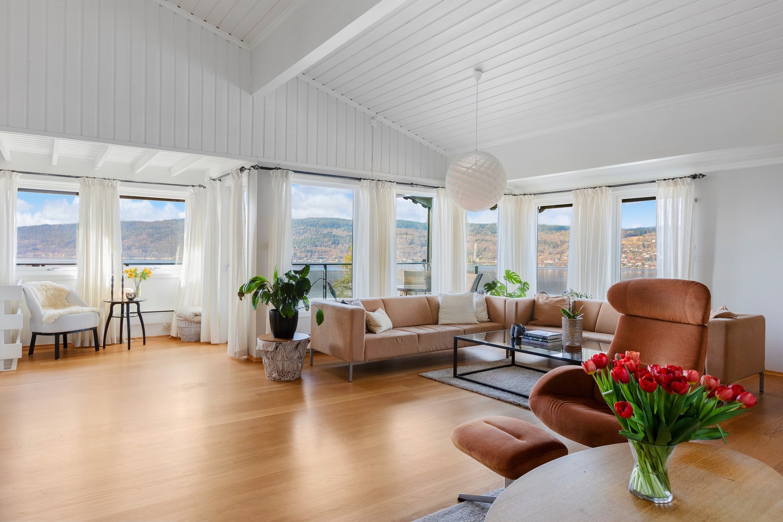 Fra stuen er det direkte utgang til en stor, sydvestvendt terrasse anlagt i 2022. Galleribilde