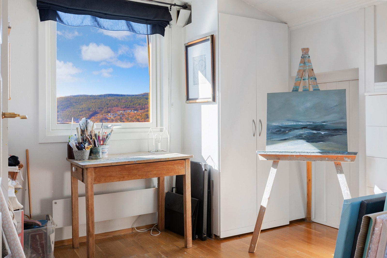 Dette rommet egner seg også godt som et kreativt atelier, med godt lysinnslipp. Galleribilde